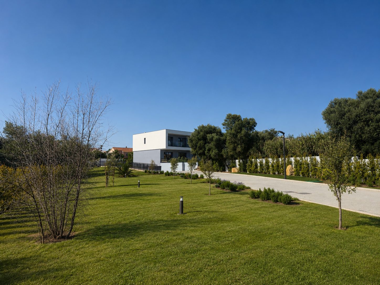 Empreendimento Villas Regato visto do jardim do condomínio, entre Bicesse e Manique