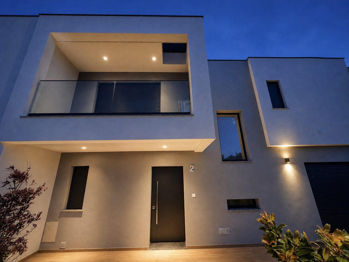 Villa 2, Villas Regato — fachada ao anoitecer